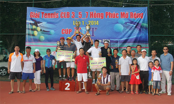 Các tay vợt đoạt giải chụp hình lưu niệm với thành viên ban tổ chức, đại biểu.