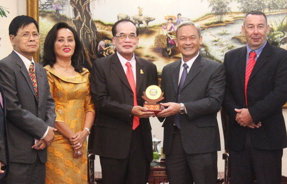 Phó chủ tịch UBND tỉnh Nguyễn Phú Cường tặng quà lưu niệm cho ông Chea Cheth