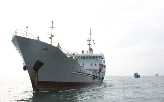 Tàu của hải đoàn 129 lai dắt tàu cá BĐ 96801 TS về đất liền sáng 24-11