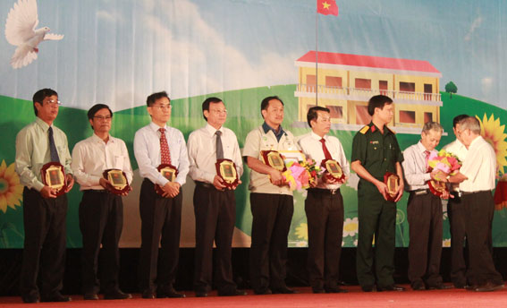 Chủ tịch Hội Khuyến học tỉnh trao kỷ niệm chương và hoa cho các nhà tài trợ