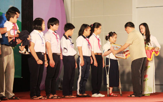 Trưởng Ban Tuyên giáo Tỉnh ủy Huỳnh Văn Tới trao giấy khen cho những học sinh khuyết tật có thành tích học tập cao