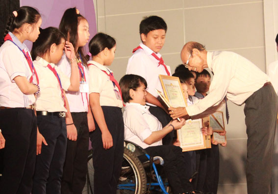 Ông Vũ Đình Sùng, Phó chủ tịch Hội Khuyến học tỉnh trao giấy khen cho các em học sinh