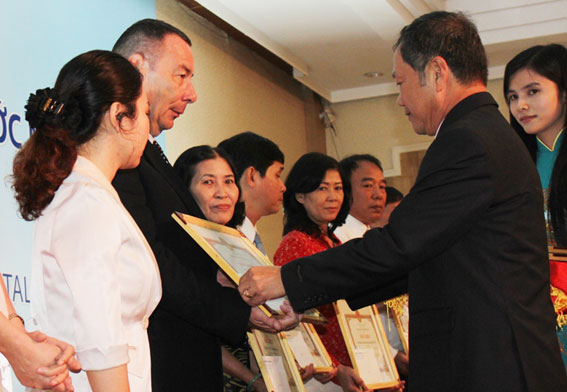 Phó chủ tịch Trần Minh Phúc trao bằng khen của UBND tỉnh cho các cá nhân và đơn vị có thành tích. Ảnh: B.Nguyên