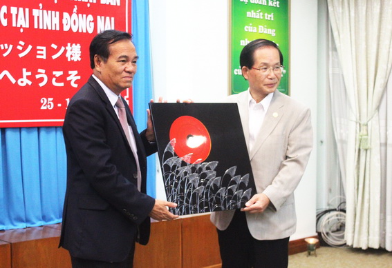 Ủy viên Trung ương Đảng, Bí thư Tỉnh ủy Trần Đình Thành tặng quà lưu niệm cho Đoàn doanh nghiệp Nhật Bản