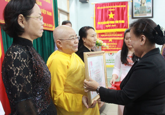 Nguyên Chủ tịch Hội Chữ thập đỏ Vương Thị Quyên trao kỷ niệm chương Vì sự nghiệp nhân đạo cho các cá nhân
