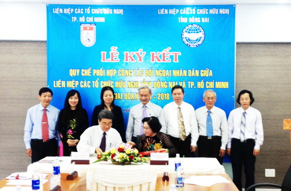 Đồng chí Bùi Ngọc Thanh, Phó chủ tịch thường trực Liên hiệp hội các tổ chức hữu nghị tỉnh Đồng Nai ký kết nội dung hoạt động với Liên hiệp các tổ chức hữu nghị TP.Hồ Chí Minh.  