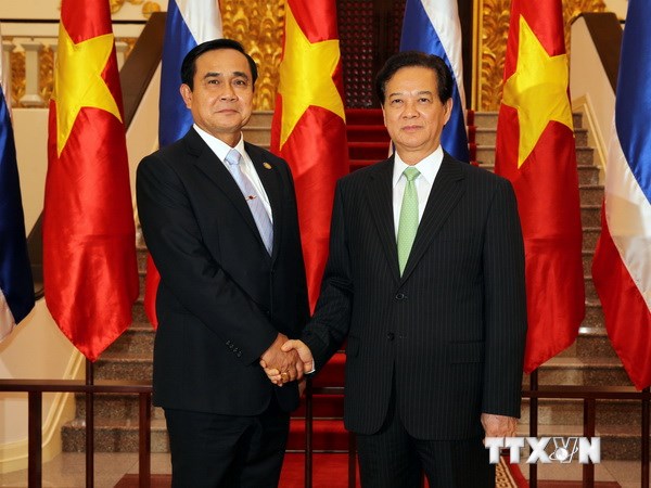Thủ tướng Nguyễn Tấn Dũng và Thủ tướng Prayuth Chan-ocha. (Ảnh: TTXVN)