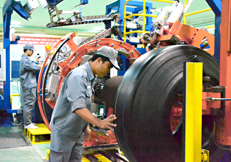 Sản xuất lốp ô tô toàn thép xuất khẩu tại Công ty Casumina.