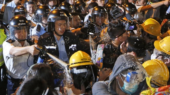 Cảnh sát Hong Kong phun hơi cay vào người biểu tình, tối 30/11. (Nguồn: AP)