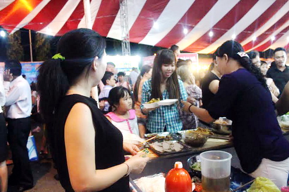 Người dân đến tham quan thưởng thức món ngon tại Liên hoan ẩm thực Đồng Nai lần IV năm 2014