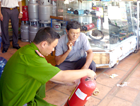 Hướng dẫn người dân sử dụng thiết bị chữa cháy tại cửa hàng kinh doanh gas ở thị trấn Trảng Bom, huyện Trảng Bom.