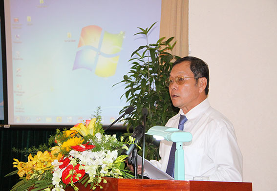 Phó Chủ tịch UBND tỉnh Trần Minh Phúc trình bày báo cáo tóm tắt tại kỳ họp