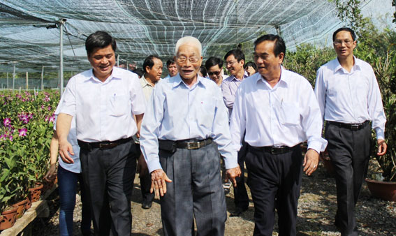 Đoàn thăm vườn trồng hoa lan của lão nông Nguyễn Văn Cán, xã Xuân Phú.