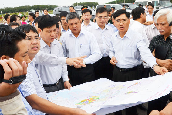  Phó chủ tịch UBND tỉnh Trần Văn Vĩnh (người cầm bản đồ bên phải) cùng Thứ trưởng Bộ GTVT Nguyễn Ngọc Đông (người chỉ tay) đang giới thiệu về hệ thống giao thông kết nối với sân bay Long Thành