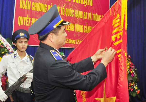 Thiếu Tướng Hoàng Văn Đồng gắn huân chương lên quân kỳ