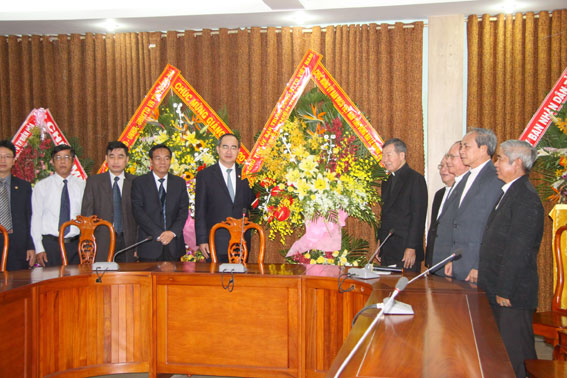 Đồng chí Nguyễn Thiện Nhân tặng hoa chúc mừng Ủy ban đoàn kết công giáo tỉnh Đồng Nai. (Ảnh: Công Nghĩa)