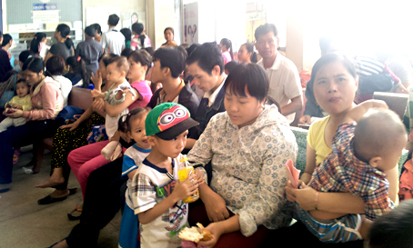 Trẻ đợi tiêm ngừa tại Trung tâm y tế dự phòng tỉnh.