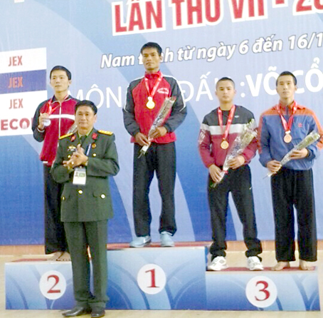 VĐV Điểu Văn Sang nhận HCV hạng cân 68kg nam môn võ cổ truyền.