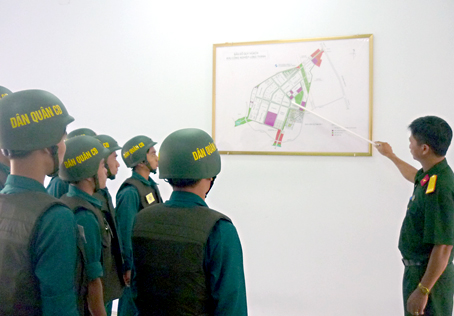 Thiếu tá Phạm Minh Tâm đang hướng dẫn Trung đội dân quân thường trực các khu vực tuần tra trong địa bàn khu công nghiệp.