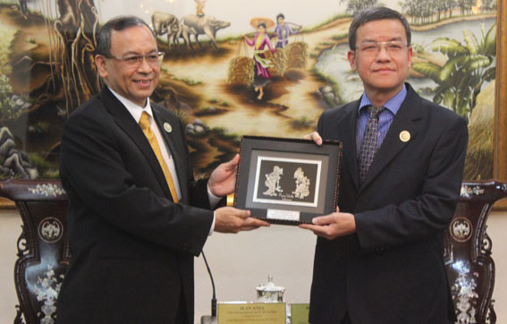 Ông Jean Anes Tổng Lãnh sự Indonesia tại TP. Hồ Chí Minh tặng quà l