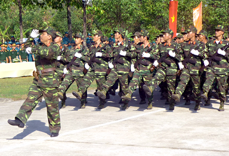 Lực lượng vũ trang tỉnh ra quân huấn luyện. Ảnh: Đ.Việt