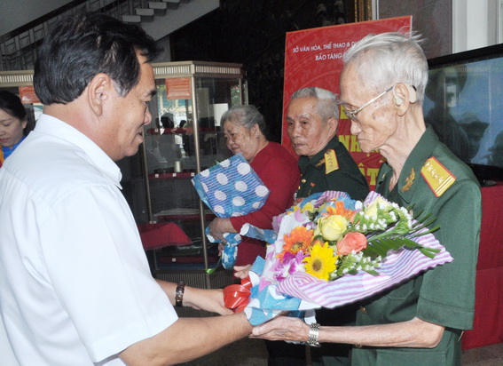 Đồng chí Trần Đình Thành, Bí thư Tỉnh ủy tặng hoa cho các đại biểu.