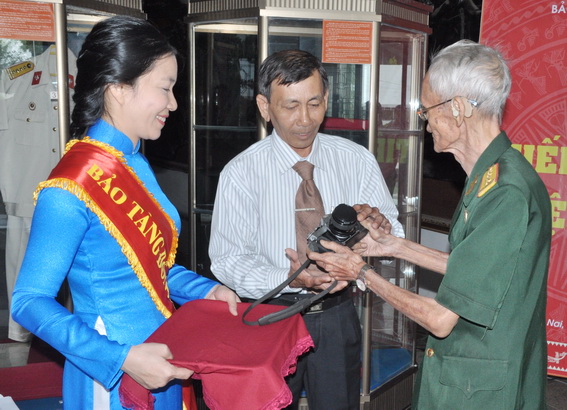 Đại tá - Anh hùng lực lượng vũ trang nhân dân Lê Bá Ước trao tặng kỷ vật cho Bảo tàng Đồng Nai