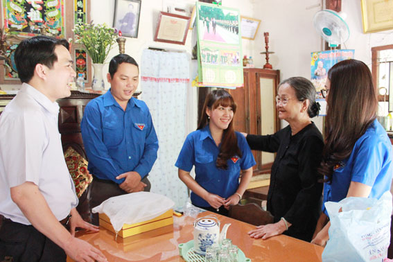Đoàn viên đến thăm hỏi, tặng quà cho Mẹ Việt Nam anh hùng Lê Thị Nở.
