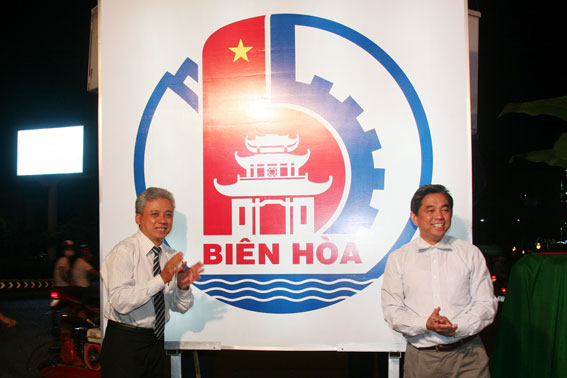Lãnh đạo tỉnh và TP. Biên Hòa công bố logo.