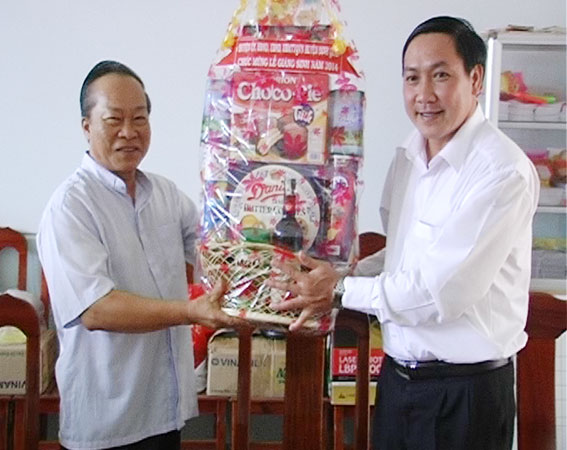 Bí thư Huyện ủy Định Quán Bùi Xuân Thống tặng quà chúc mừng Giáng sinh 2014 tại 