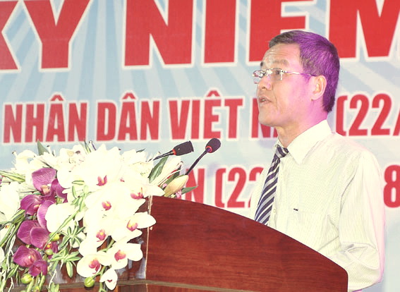 Chủ tịch UBND tỉnh Đinh Quốc Thái đọc diễn văn chúc mừng cán bộ, chiến sĩ, quân nhân chuyên nghiệp, cựu chiến binh tỉnh.