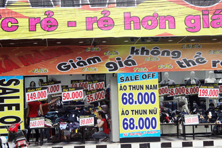 Một cửa hàng quần áo ở phường Tân Mai (TP.Biên Hòa) giảm giá 50% vẫn vắng người mua.