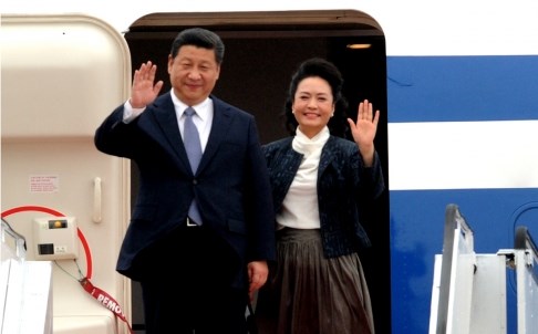 Chủ tịch Trung Quốc Tập Cận Bình và phu nhân đáp xuống Macau hôm 19/12 (Nguồn: Xinhua)