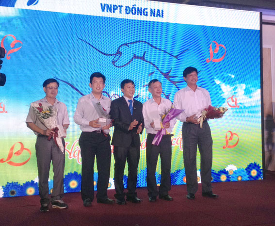 Đại diện VNPT Đồng Nai trao quà cho các khách hàng thân thiết