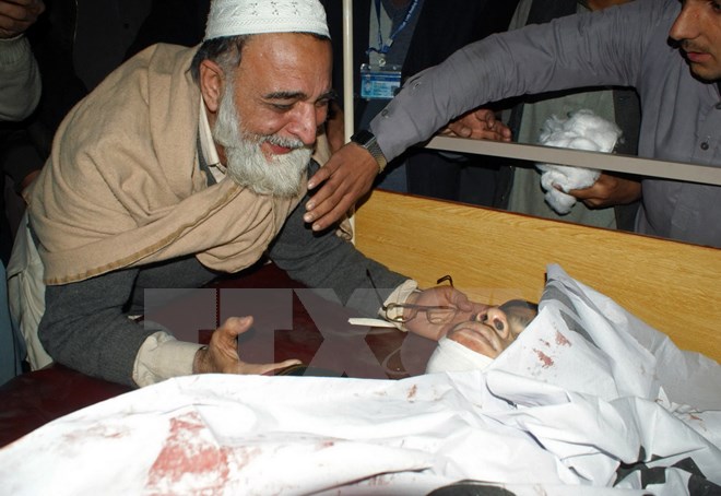 Một người cha khóc thương con trai thiệt mạng trong vụ Taliban tấn công trường học ở Peshawar. (Ảnh: AFP/TTXVN)