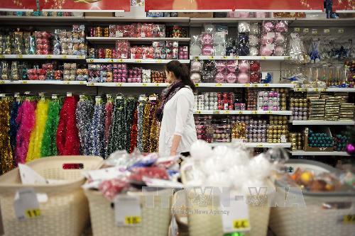 Người dân Nga mua sắm tại siêu thị ở Moskva. Ảnh: THX-TTXVN