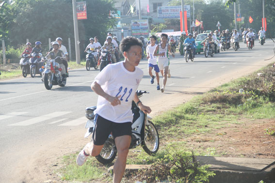 VĐV Lê Văn Hoàng (xã Xuân Phú) dẫn đầu suốt cuộc đua và về đích đầu tiên nội dung nam đội tuyển