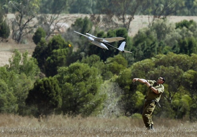 Một binh sỹ Israel phóng máy bay do thám không người lái Skylark 1. (Ảnh: Reuters)