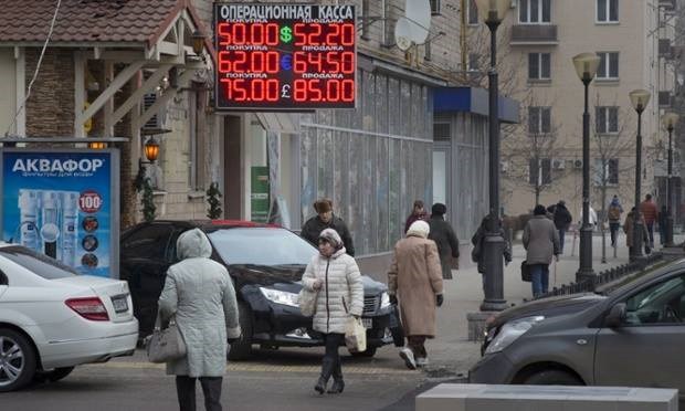 Bảng quy đổi tỷ giá giữa đồng Ruble và ngoại tệ trên đường phố ở Moskva. (Nguồn: AP)
