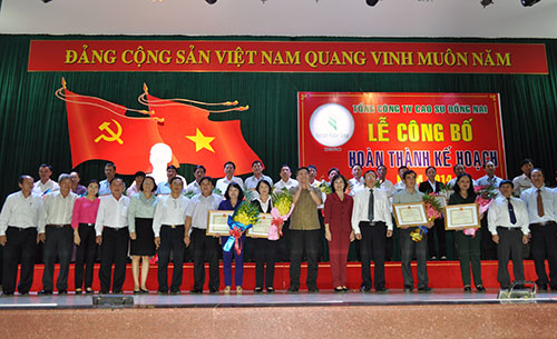 Lãnh đạo Tập đoàn cao su Việt Nam chụp hình lưu niệm với Cán bộ công nhân viên Tổng công ty cao su Đồng Nai