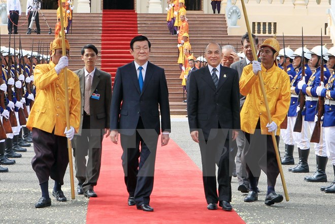 Quốc vương Norodom Sihamoni đón Chủ tịch nước Trương Tấn Sang. (Ảnh: TTXVN)