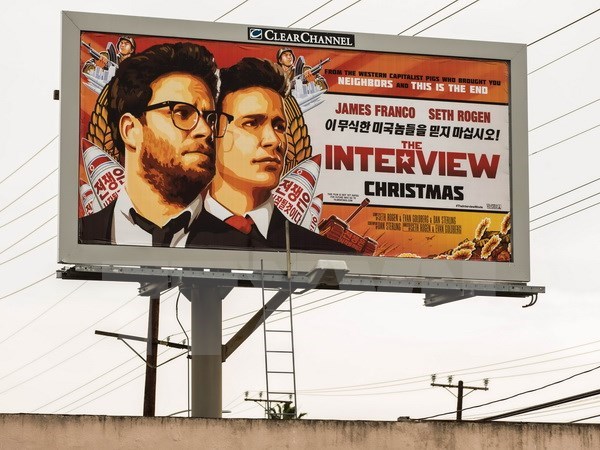 Biển quảng cáo phim "The Interview"của Hãng phim Sony Pictures ở Venice, bang California ngày 19/12. (Nguồn: AFP/TTXVN)