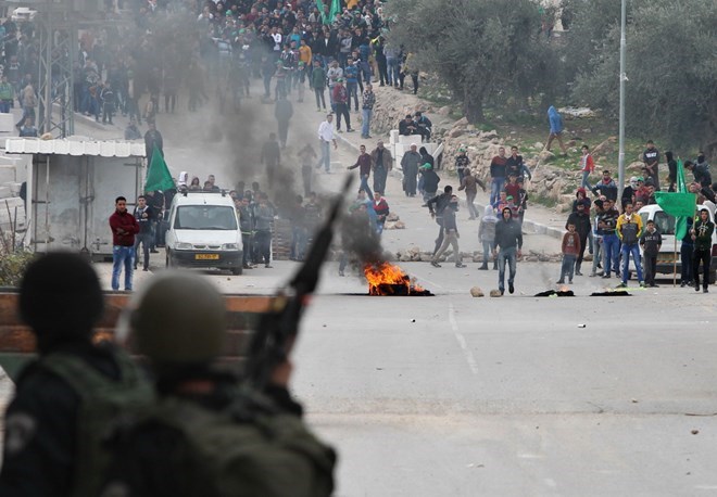 Quang cảnh vụ đụng độ giữa người dân Palestine và cảnh sát Israel tại Hebron thuộc Khu Bờ Tây ngày 12/12. (Nguồn: AFP/TTXVN)