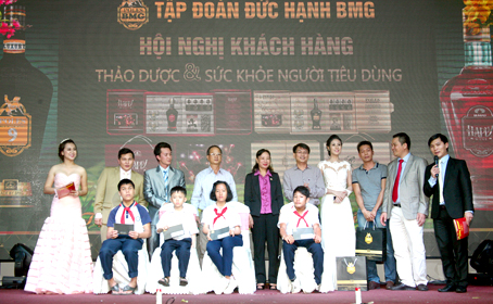 Đại diện Tập đoàn, nhà hảo tâm và các nghệ sĩ trao quà cho các em học sinh khuyết tật ở TP. Biên Hòa.
