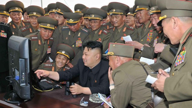 Nhà lãnh đạo Triều Tiên Kim Jong Un cùng các sĩ quan quân đội ngồi trước màn hình máy tính (Nguồn: KCNA)