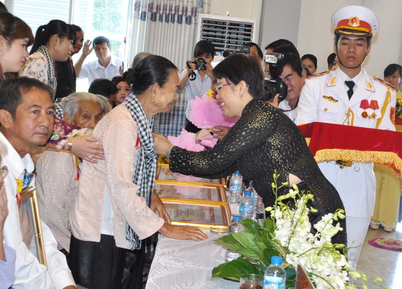Đồng chí Phan Thị Mỹ Thanh Phó Bí thư Tỉnh ủy thực hiện nghi thức trao tặng danh hiệu Bà mẹ Việt Nam anh hùng
