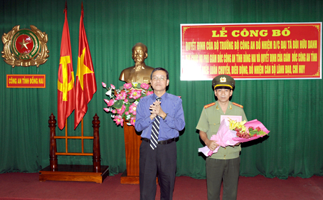 Chủ tịch UNBD tỉnh Đinh Quốc Thái đã trao quyết định của Bộ trưởng Bộ Công an cho Đại tá Bùi Hữu Danh