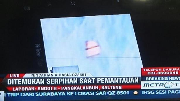Mảnh vỡ được cho là cánh cửa của máy bay AirAsia bị mất tích