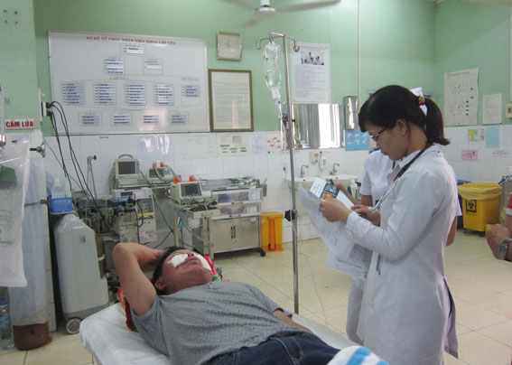 1. Bác sĩ ở Bệnh viện đa khoa Đồng Nai khám bệnh cho một bệnh nhân tại phòng cấp cứu.