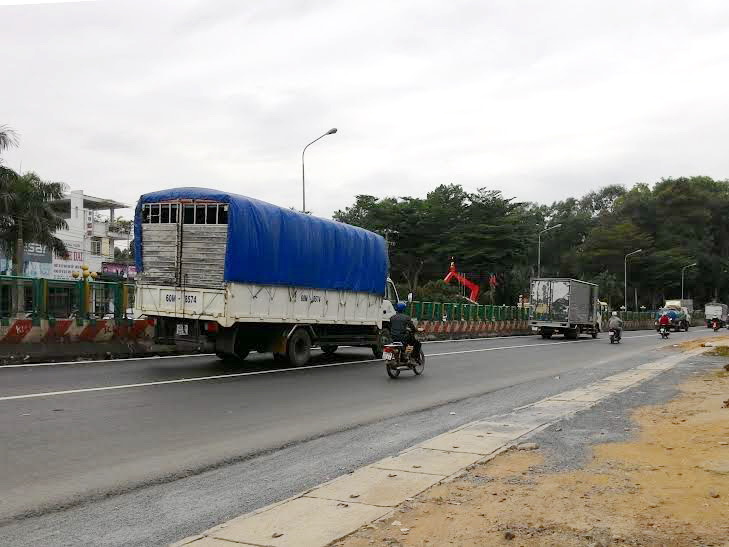 QL1A qua thị trấn Trảng Bom đã thi công tương đối hoàn chỉnh nên các xe di chuyển không bị ách tắc